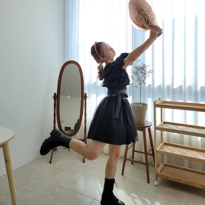 Chic Layered Black Tulle Mini Skirt with Wide Waist Belt - Image 2