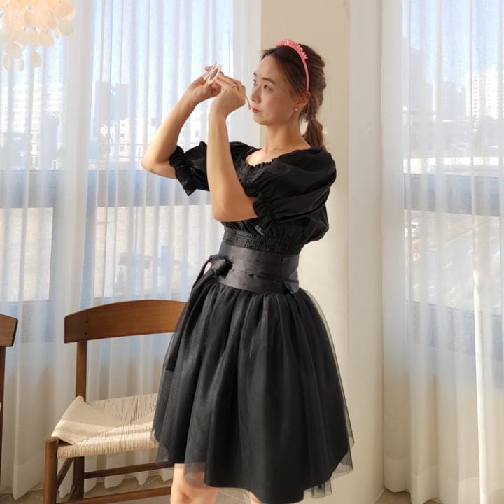 Chic Layered Black Tulle Mini Skirt with Wide Waist Belt - Image 3