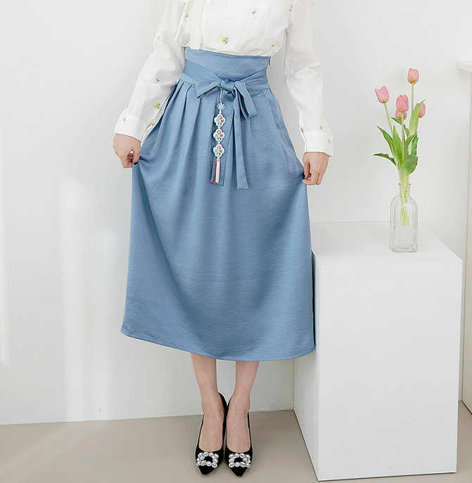 Elegant High-Waist Tie Belt Midi Skirt with Tassel Accent in Soft Blue - Image 3