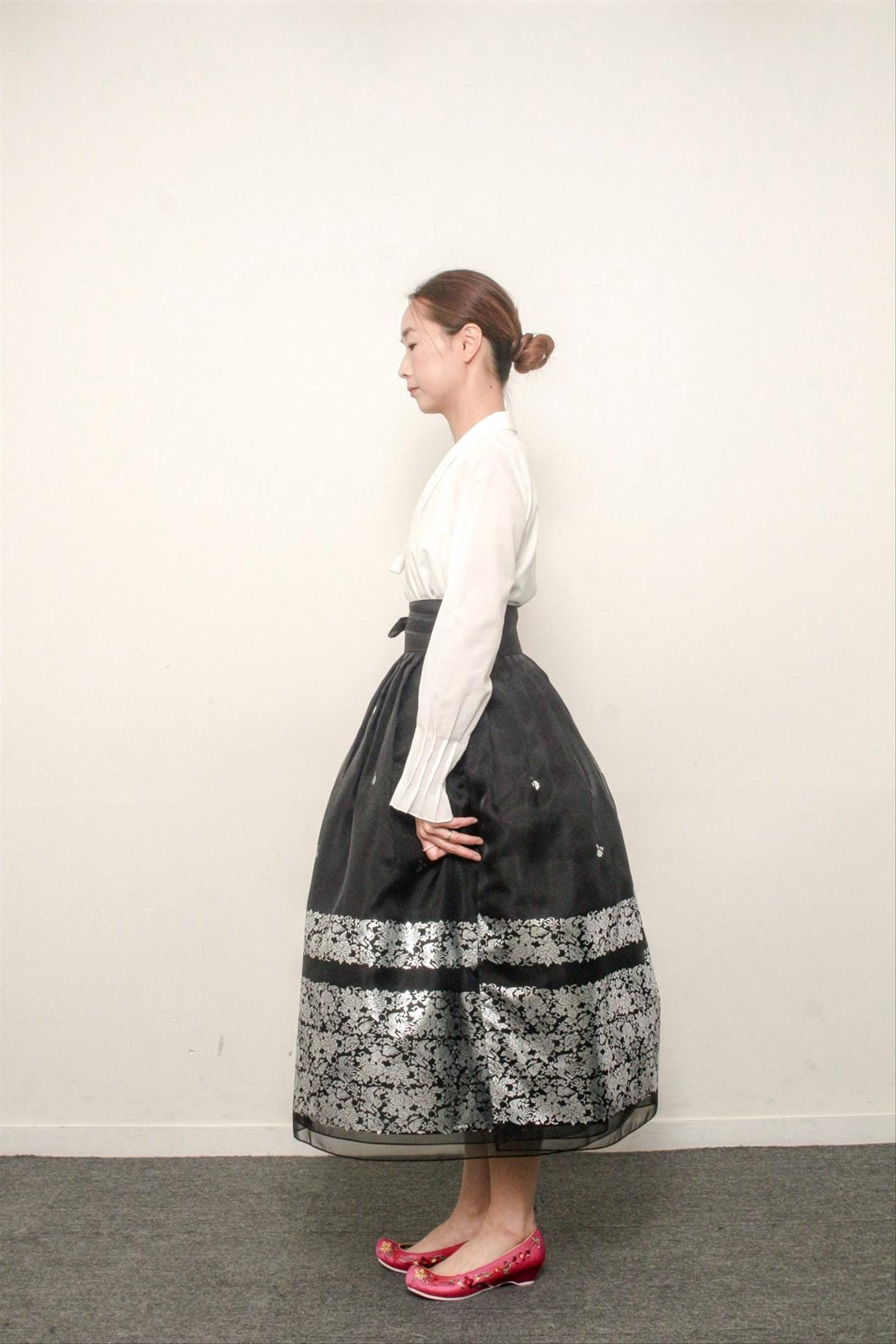 Elegant Layered Mesh Midi Skirt with Gradient Floral Embroidery - Image 3