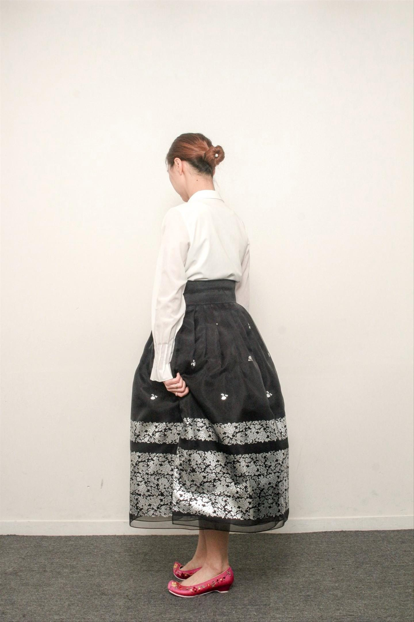 Elegant Layered Mesh Midi Skirt with Gradient Floral Embroidery - Image 2