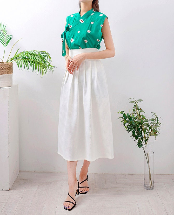 Minimalist High-Waist Pleated Midi Skirt in Soft Ivory