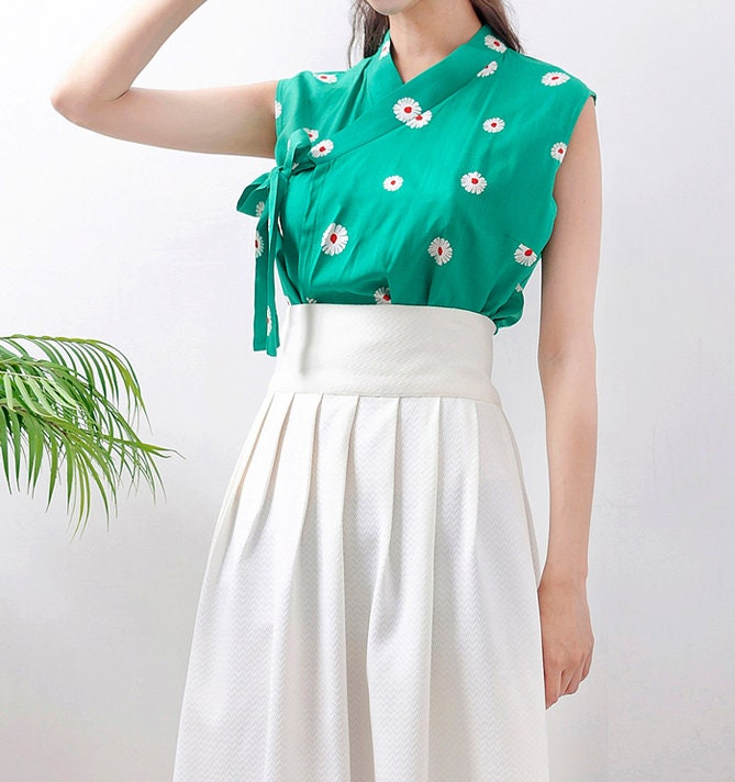 Minimalist High-Waist Pleated Midi Skirt in Soft Ivory - Image 2