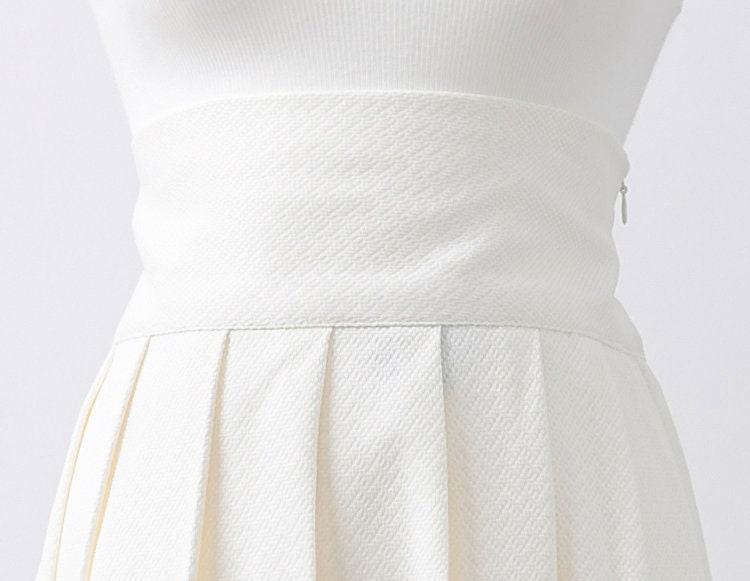 Minimalist High-Waist Pleated Midi Skirt in Soft Ivory - Image 5